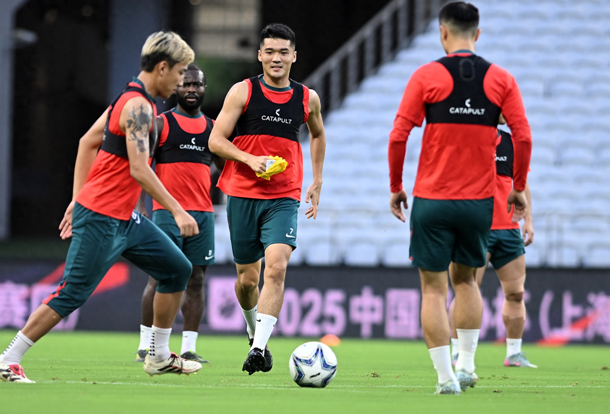 九游官网-国际比赛日足总杯焦点战，山东泰山止住颓势，质疑声仍在，团队化学反应显著(刘国正挽救7个赛点原版比赛)